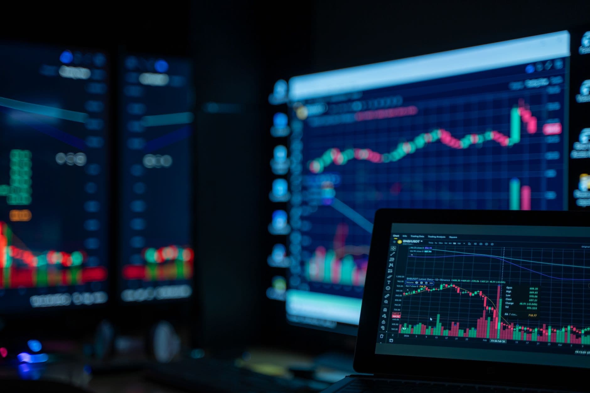 Multi-monitor dashboard and data analytics setup